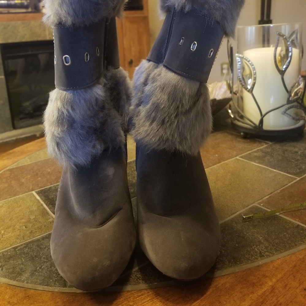 Selina grey w/fur and bling buckle Size 6.5